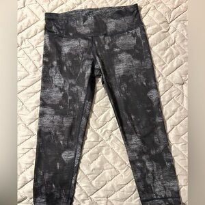 Capri leggings
Purchased as a medium no tag
Not sure of the brand